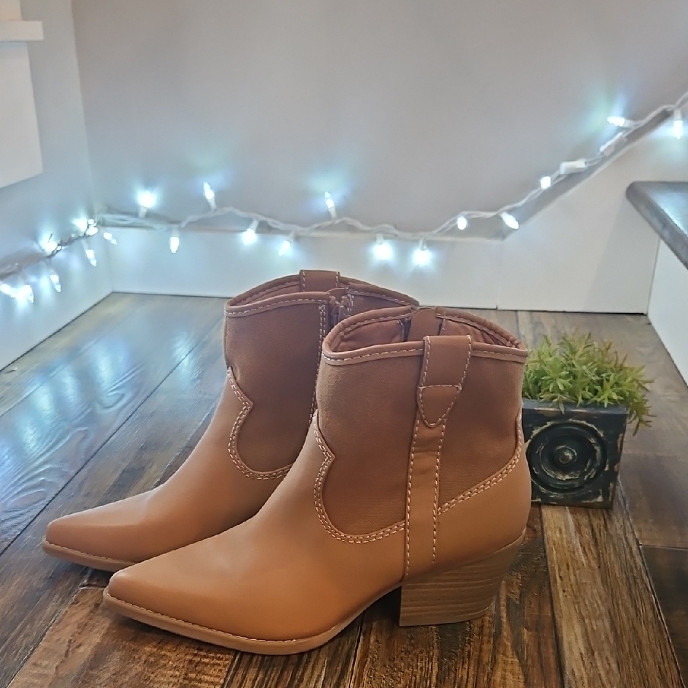 Universal Thread Women's‎ Tan Cowbow, Western Style Ankle Boots
